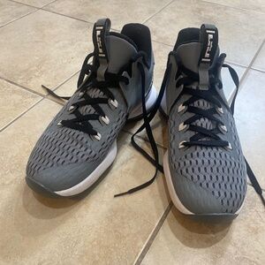 Nike LeBron Witness 5 Basketball sneakers 9.5